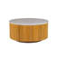 Table basse en bois naturel avec incrustation de faux marbre blanc et espace de rangement rond de style spacieux