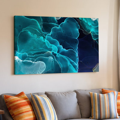 La toile crée une scène cosmique envoûtante avec des nuages tourbillonnants d'art mural éclatant, sarcelle et azur, entrecoupée de notes d'art sur toile