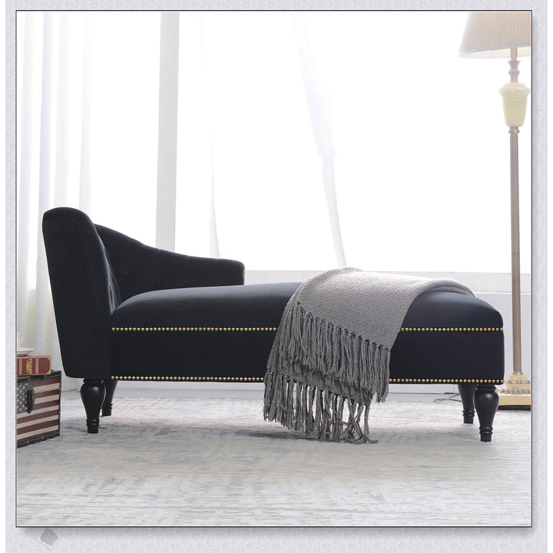 Luxueuse chaise longue en velours avec capitonnage à boutons et garniture cloutée, parfaite pour une détente et un confort élégants