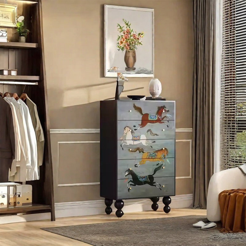 Armoire en noyer avec cinq tiroirs en pin