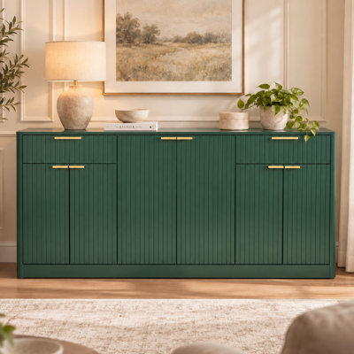Buffet contemporain luxueux à panneaux cannelés et compartiments spacieux, aux angles arrondis, idéal pour la salle à manger, le salon, l'entrée ou l'espace de divertissement.
