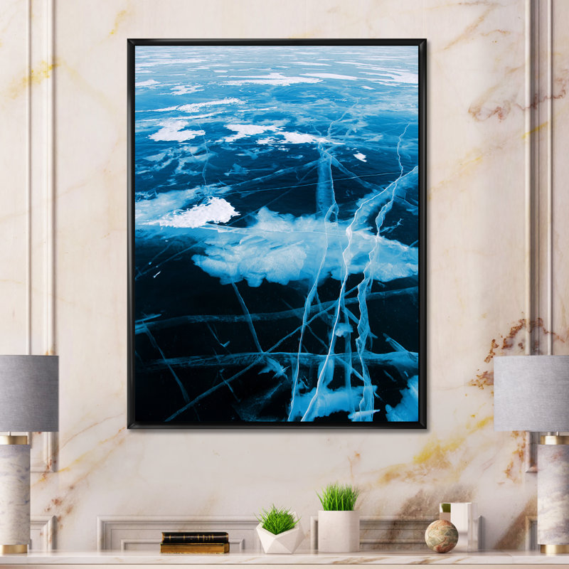 Structure de glace bleue et blanche I - peinture sur toile, H 40 po x l 30 po x 1,5 po, Cadre flottant noir