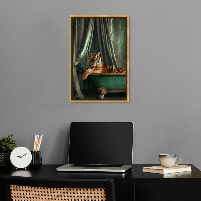 «Elegant Tiger Bath Canvas» par Notoriart, H 37 po x l 25 po, Cadre doré