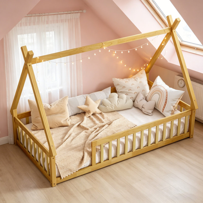 Lit simple tipi en forme de tente avec garde-corps et lattes naturelles, idéal pour dormir confortablement et en toute sécurité