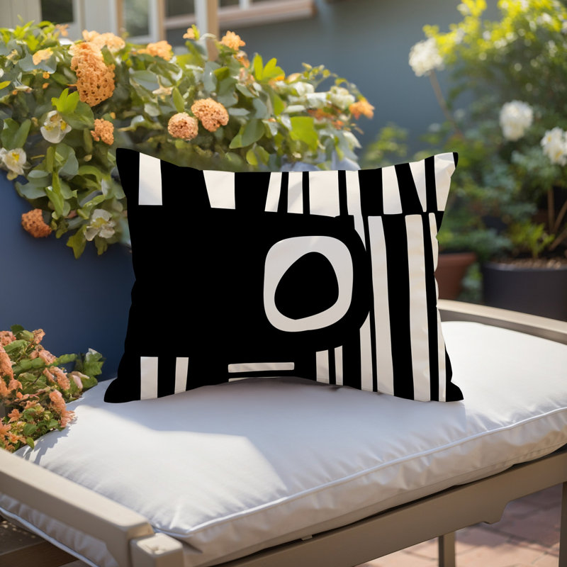 Oreiller rectangulaire réversible intérieur / extérieur Jina, Noir / blanc cassé, H 14 po x l 20 po