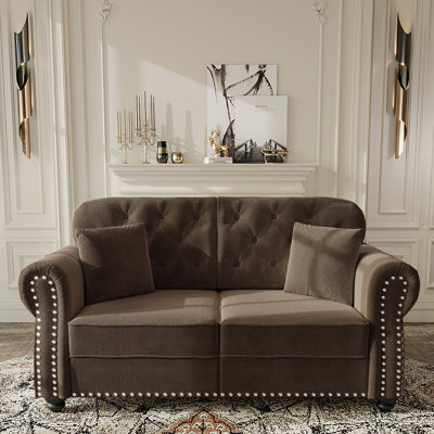 Canapé Chesterfield de 63 po en velours avec garniture cloutée et accoudoirs roulés, canapé de style Mid-Century moderne capitonné avec boutons, brun