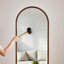 Miroir pleine grandeur en bois d'hévéa, bois naturel délavé, tablette de rangement intégrée pour ranger les essentiels de la garde-robe