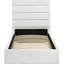 Lit simple avec revêtement blanc, aspect bas et support de matelas robuste sans plateforme-130164647