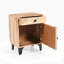 Exquise table de chevet rétro en bois massif de l'Inde, fabriquée à la main pour organiser les essentiels de chevet avec un attrait artistique