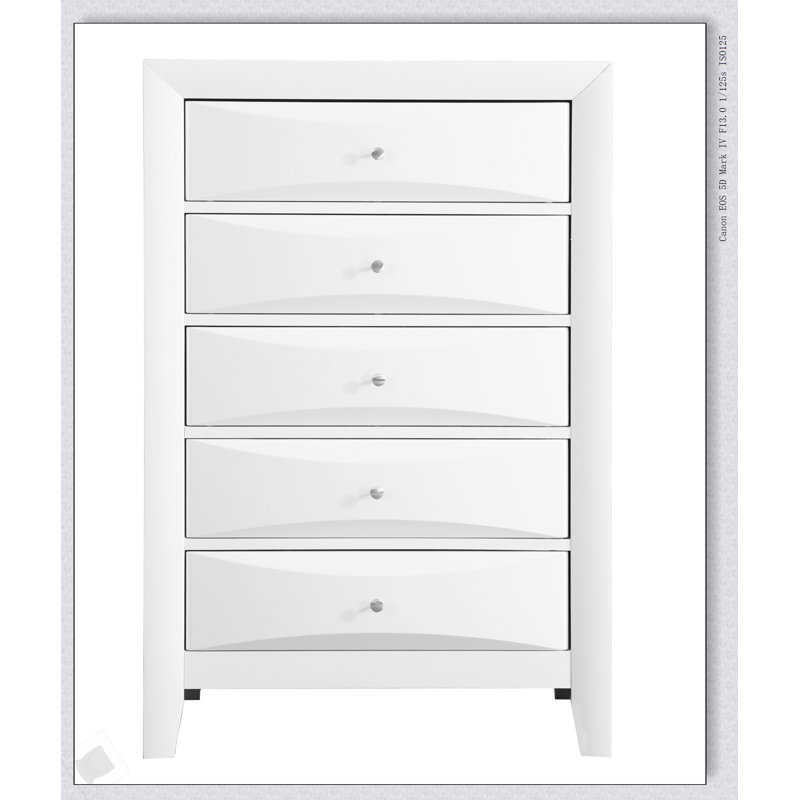 Commode blanche moderne Marilla G1570-CH avec tiroirs durables et design élégant pour un rangement élégant dans la chambre à coucher