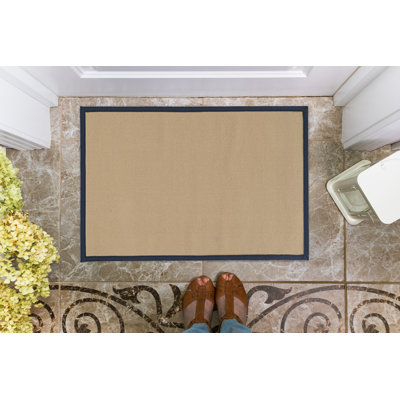 Tapis berbère beige fait à la main avec bordure en coton bleu marine Nannette
