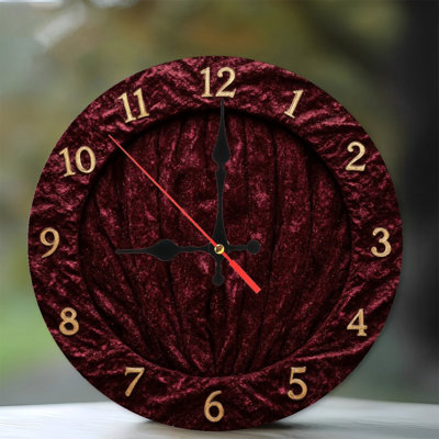 Horloge dorée, chiffres sur velours