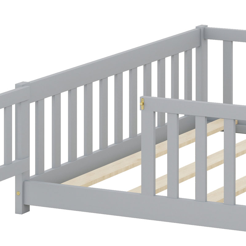 Structure de lit basse en bois massif avec barrières de sécurité et porte, gris