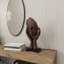 Buste brun en polystone