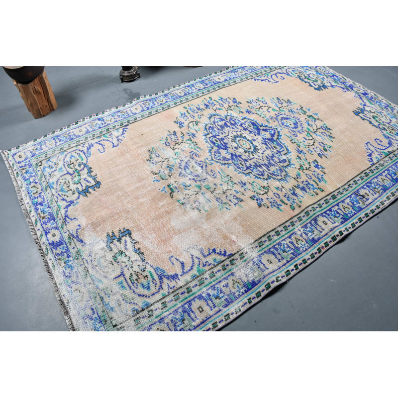 Tapis turc rétro fabriqué à la main avec un médaillon classique en beige et bleu pour le salon bleu / beige