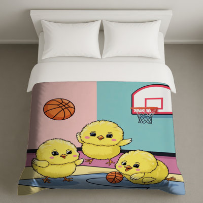 Mignonnes poussins jouant à la housse de couette de basketball