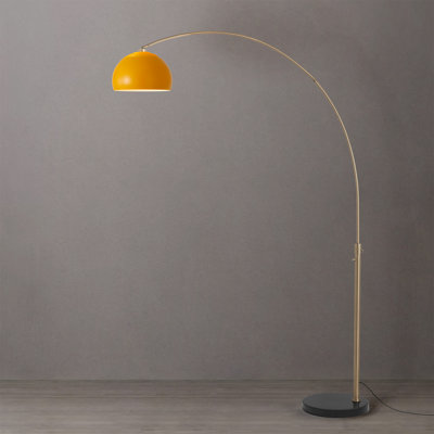 Lampe à arc 92 po Ellerbe - Style Mid-Century moderne, corps en laiton patiné, abat-jour en lin moutarde, base en marbre noir, à intensité variable, idéale pour le salon ou la chambre à coucher