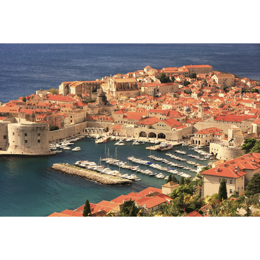 Hafen von Dubrovnik, Kroatien von Donyanedomam - Kunstdrucke auf Leinwand