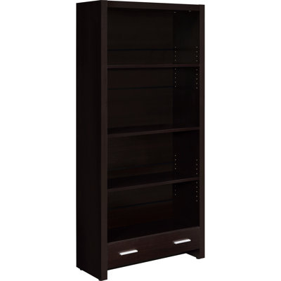 Bibliothèque à 5 tablettes avec tiroir dans un abat-jour cappuccino subtil, maximise la surface pour la présentation décorative, teinte riche des éléments de rangement dissimulés, apporte une sensation douillette à la pièce, amplement d'objets de bibliothèque