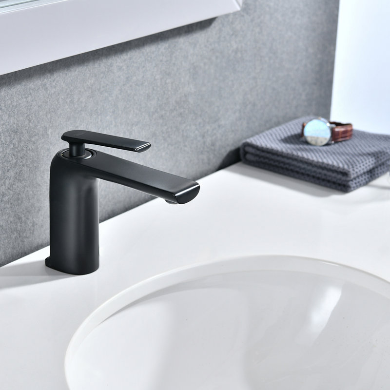 Single Hole Bathroom Faucet In Matte Black