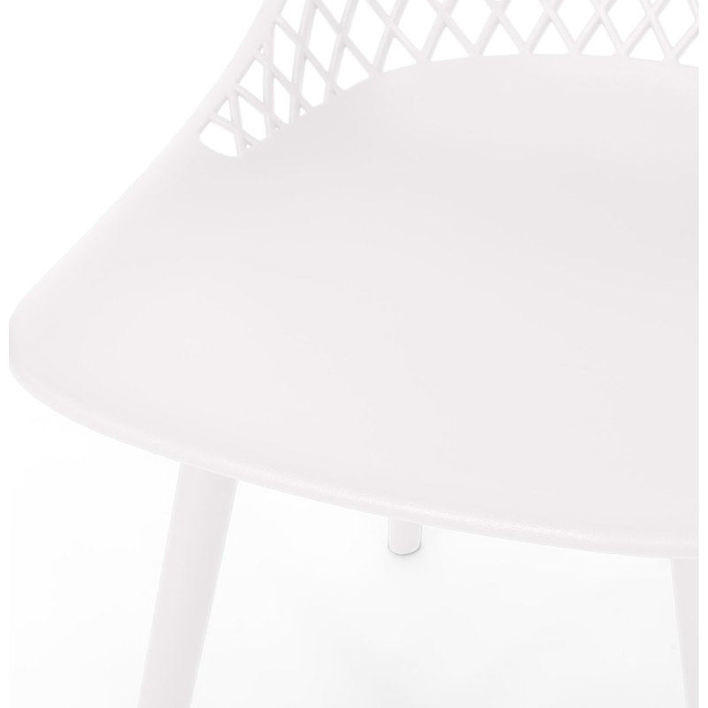Ensemble de 4 chaises de jardin Lily Chairs, en polypropylène blanc résistant aux intempéries, profondeur 45,7 cm, largeur 54,6 cm, hauteur 84,3 cm, poids 4,4 kg, structure stable et design confortable. Siège en polypropylène pour un confort moderne.