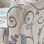 Fauteuil d'appoint décoratif, accoudoirs roulés classiques, tissu floral blanc et bleu