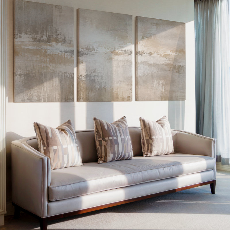 Ensemble exclusif de 3 toiles panoramiques abstraites grand format, aux tons beige crème et taupe, texturées et neutres. Décoration murale idéale pour le salon, la chambre à coucher et le bureau.