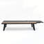 Ensemble de chaise longue élégante avec table d'appoint en bois, parfaite pour la détente et le style