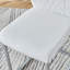 Ensemble de salle à manger de luxe 5 pièces: table en marbre noir de 63 po, pieds en acier papillon - 4 chaises en polyuréthane blanc, pieds argentés