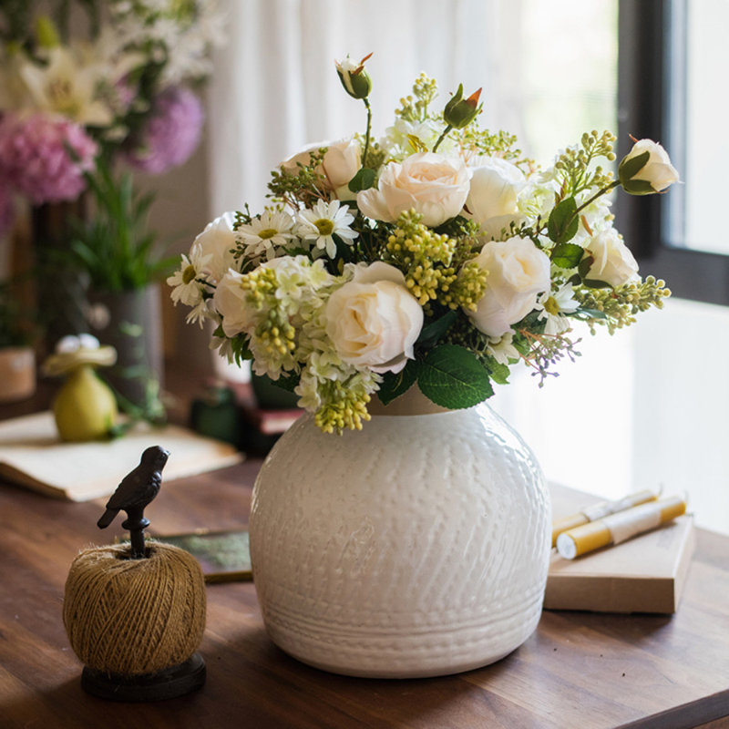 Vase de table en porcelaine blanche, H 8,8 po x l 8,6 po x P 8,6 po