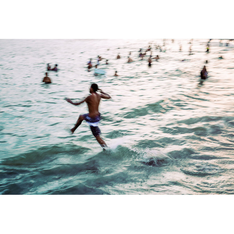 «Last Swim» - Photographie encadrée sur papier, H 28,5 po x l 40 po, Cadre noir