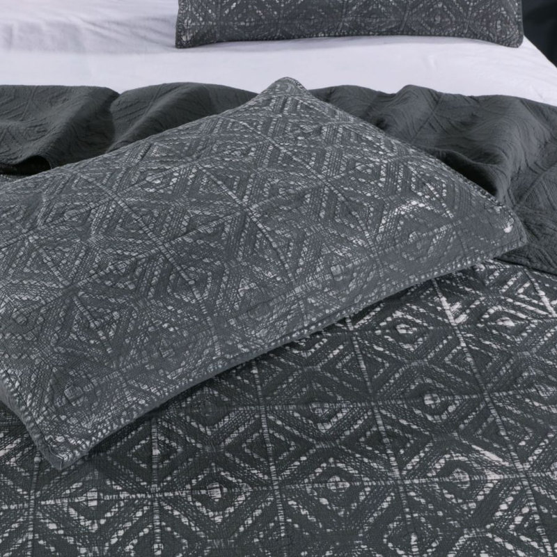 Modern & Contemporary Cotton Blend Quilt, Gray/White, King