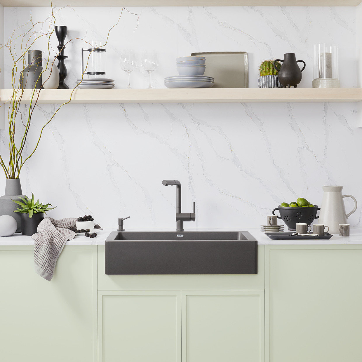 Linus Low Arc Pull-Out Kitchen Faucet, Cinder