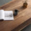 Table basse moderne et minimaliste en bois massif avec rangement-927611614