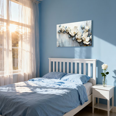 Tableau mural sur toile tendue représentant un magnolia blanc avec des accents dorés, idéal pour la décoration du salon et de la chambre.