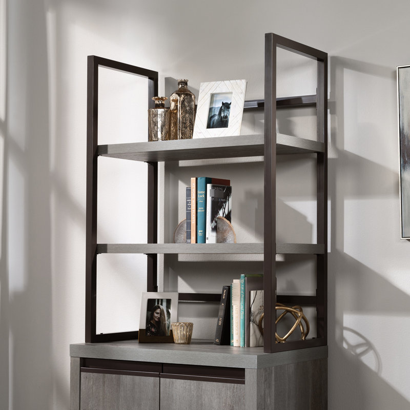 Bureau brun avec un design moderne, bandes à impact, tablettes horizontales pour un accès facile, s'adapte aux petits espaces de travail en couleur, construction, deux tablettes ouvertes, complète l'installation