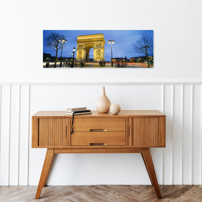 Touristes marchant devant un monument, Arc de Triomphe, Paris, France, architecture contemporaine abstraite, art mural