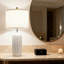 Ensemble de 2 lampes de table de style campagnard avec abat-jour en lin, corps en céramique de 25 pouces de hauteur à rayures verticales, comprenant une ampoule à intensité variable pour le salon et la chambre à coucher