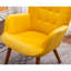 Chaise d'appoint jaune en velours soyeux avec un design à la mode