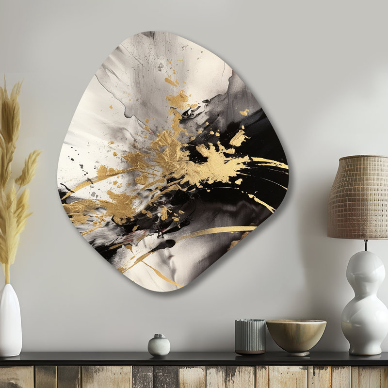 Eugenie - Art mural asymétrique abstrait en métal, reproduction d'art en forme unique en or, H 35 po x l 31 po