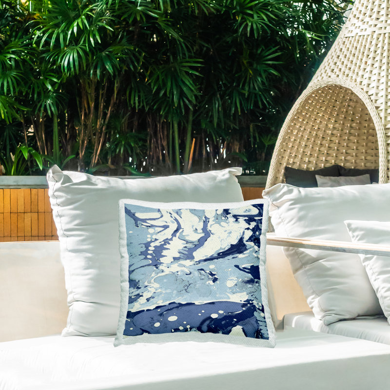 Coussin extérieur bleu doux à imprimé abstrait par Danielle Carson