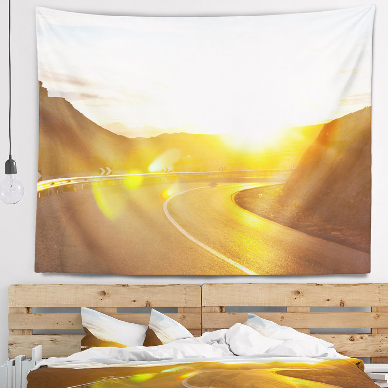 Paysage, route jaune sous une tapisserie coucher de soleil, H 78 po x l 92 po