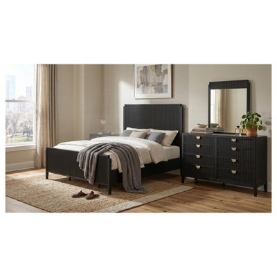 Ensemble de chambre à coucher 3 pièces Fernhollow Eastern King noir avec tête de lit cannelée, commode et chiffonnier