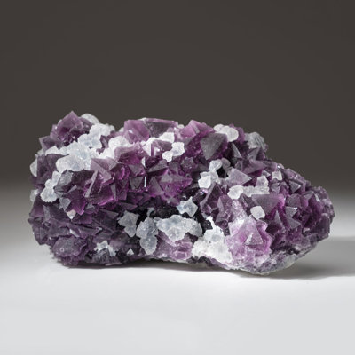 Fluorite mauve foncé / blanc avec du quartz de la mine De'an, Wushan, De'an Co., Jiujiang, Colorado, Chine