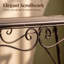 Banc en fer forgé avec assise à lattes et pieds sculptés, idéal pour véranda, terrasse, jardin, intérieur et extérieur.