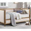 Lit de jour rembourré en tissu beige avec lit en chêne clair