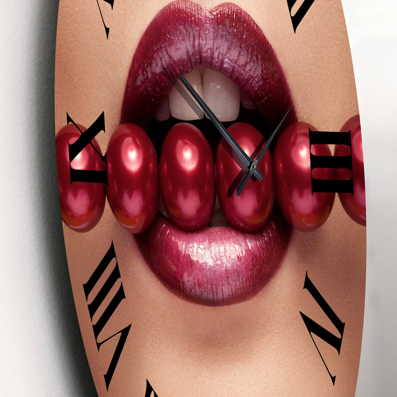 Femme avec des perles rouges dans la bouche dans une pose sensuelle - horloge murale moderne, Petit