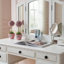 Ensemble de coiffeuse 3 pièces avec tabouret rembourré Enay, miroir, 5 tiroirs, blanc glamour-127850202
