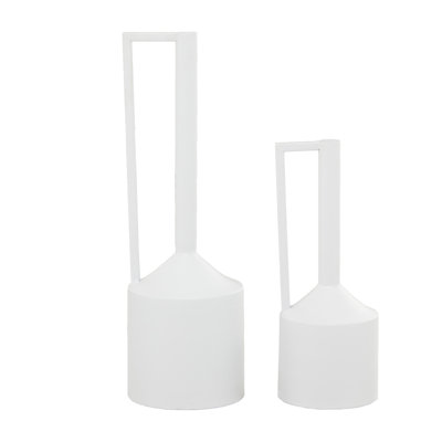 Ensemble de vases en métal avec poignées