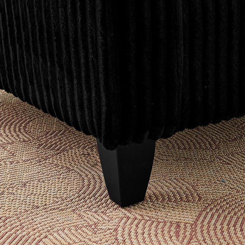Chaise noire avec coussin de siège moelleux, adaptabilité à l'espace et plaisir de bricolage dans l'espace de la maison,